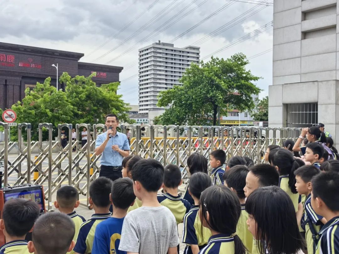 聚焦安全，守護(hù)校園——紫南小學(xué)校車安全應(yīng)急疏散演練