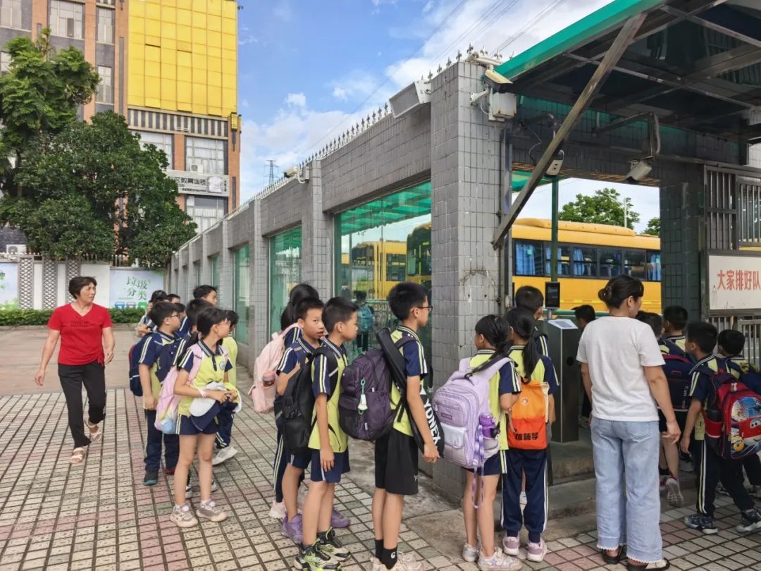 聚焦安全，守護(hù)校園——紫南小學(xué)校車安全應(yīng)急疏散演練