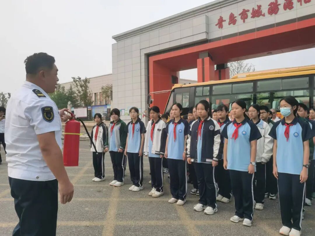【全環(huán)境立德樹人】筑牢安全防線 守住生命紅線——城陽區(qū)怡海中學(xué)開展校車消防安全應(yīng)急演練 【全環(huán)境立德樹人】筑牢安全防線 守住生命紅線——城陽區(qū)怡海中學(xué)開展校車消防安全應(yīng)急演練