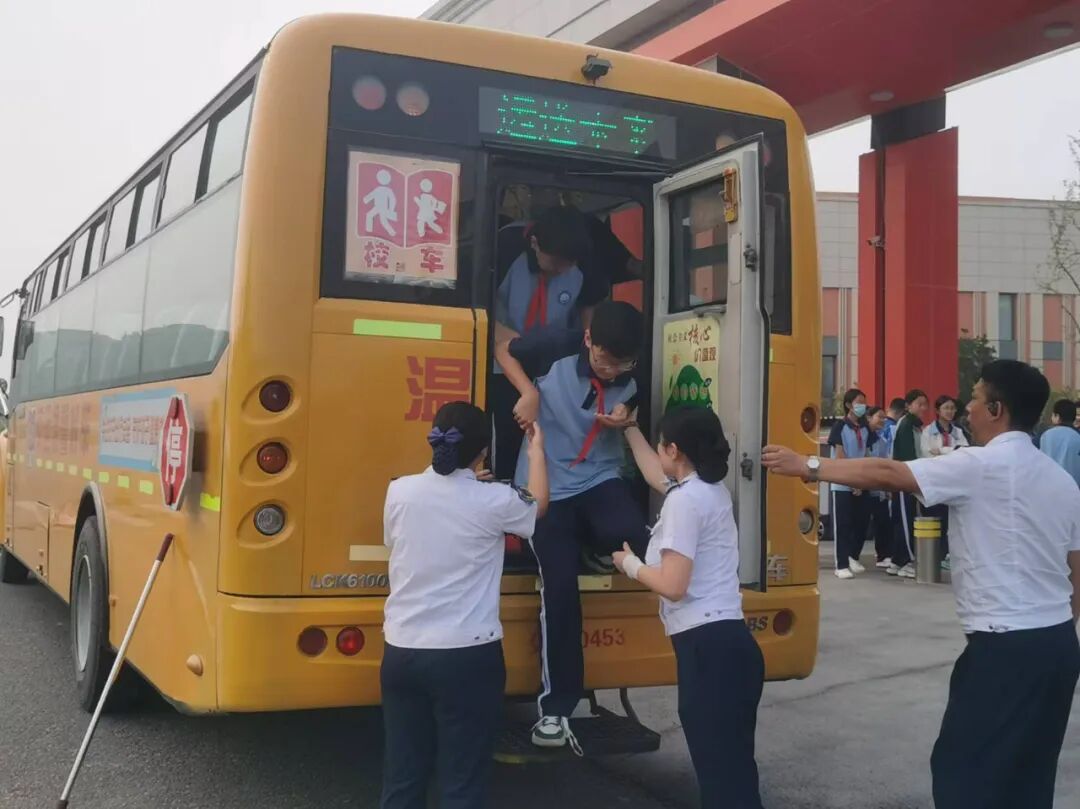 【全環(huán)境立德樹人】筑牢安全防線 守住生命紅線——城陽區(qū)怡海中學(xué)開展校車消防安全應(yīng)急演練 【全環(huán)境立德樹人】筑牢安全防線 守住生命紅線——城陽區(qū)怡海中學(xué)開展校車消防安全應(yīng)急演練