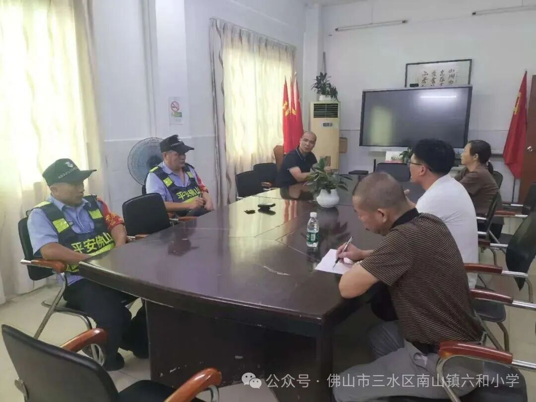 快樂乘車,安全同行——南山鎮六和小學2025—2026學年校車消防逃生演練 快樂乘車,安全同行——南山鎮六和小學2025—2026學年校車消防逃生演練