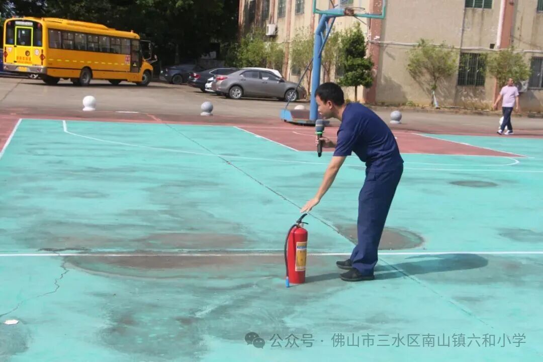 快樂乘車,安全同行——南山鎮六和小學2025—2026學年校車消防逃生演練 快樂乘車,安全同行——南山鎮六和小學2025—2026學年校車消防逃生演練