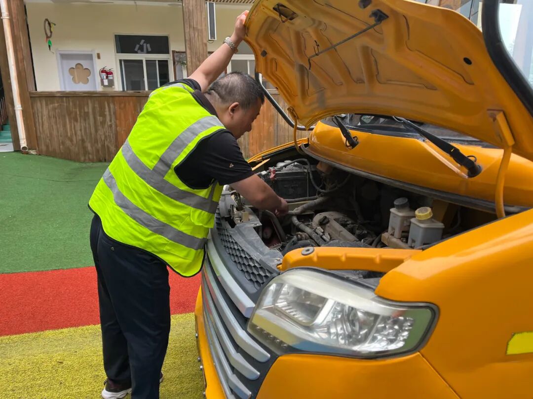 筑牢校車安全，守護(hù)成長之路——花兒朵朵幼兒園2025年秋季校車安全應(yīng)急疏散演練
