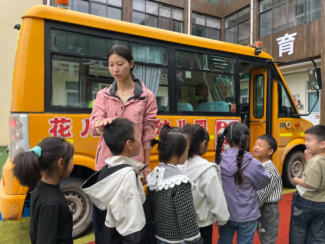 筑牢校車安全，守護(hù)成長之路——花兒朵朵幼兒園2025年秋季校車安全應(yīng)急疏散演練