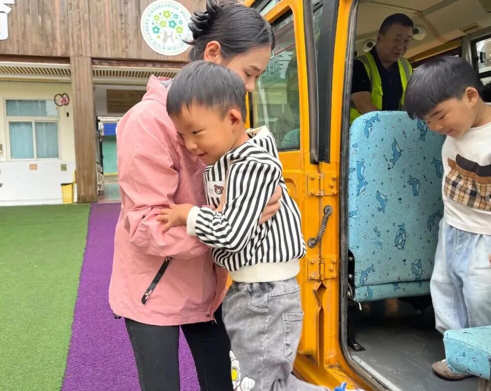 筑牢校車安全，守護(hù)成長之路——花兒朵朵幼兒園2025年秋季校車安全應(yīng)急疏散演練