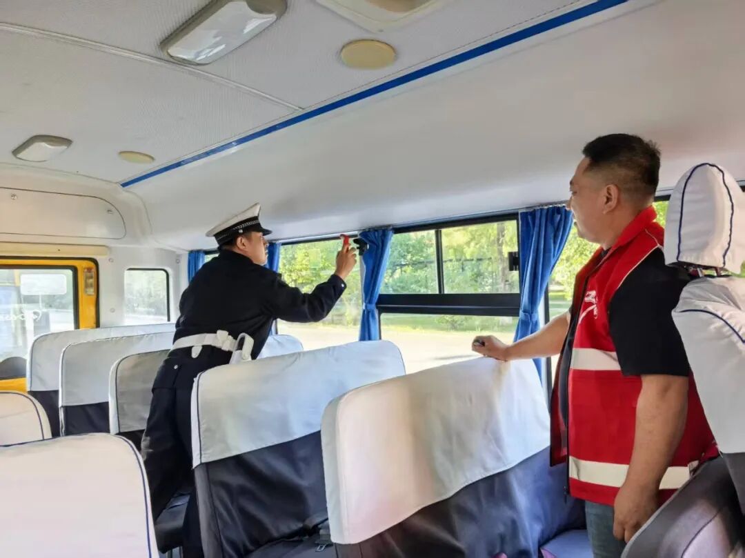 前進大隊深入轄區校車企業開展安全檢查和宣傳教育丨交通秩序整治/ 前進大隊深入轄區校車企業開展安全檢查和宣傳教育丨交通秩序整治