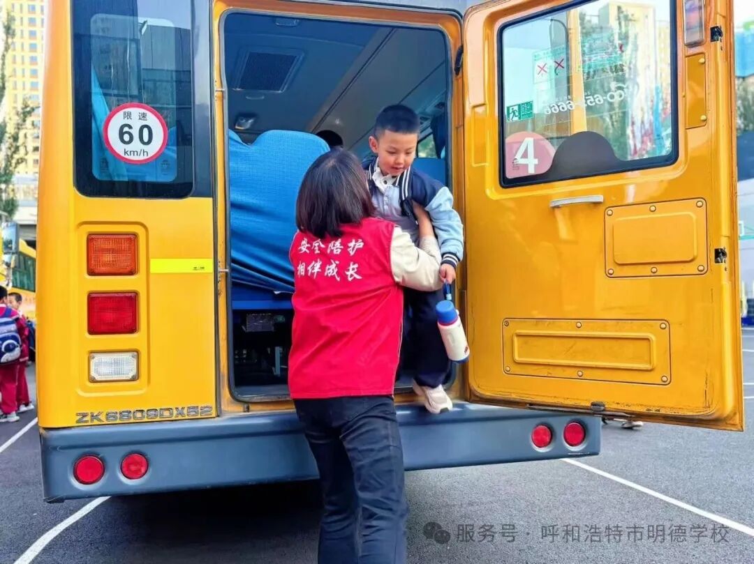 明德秋實學校安全乘車,為愛護航——明德秋實學校校車安全演練 3ddf99bf70be9a00baef9bf3a67efc16.jpg