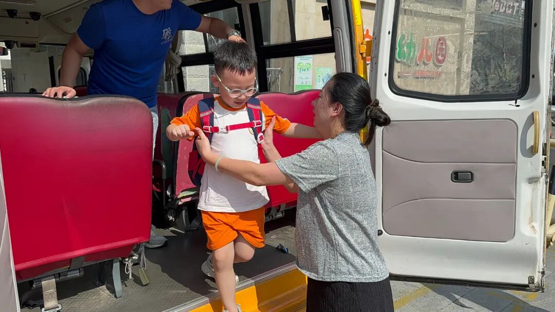 【平安校園】為愛護(hù)航,平安校車伴我行 ——石獅市恩啟頓幼兒園校車應(yīng)急疏散演練 【平安校園】為愛護(hù)航,平安校車伴我行 ——石獅市恩啟頓幼兒園校車應(yīng)急疏散演練