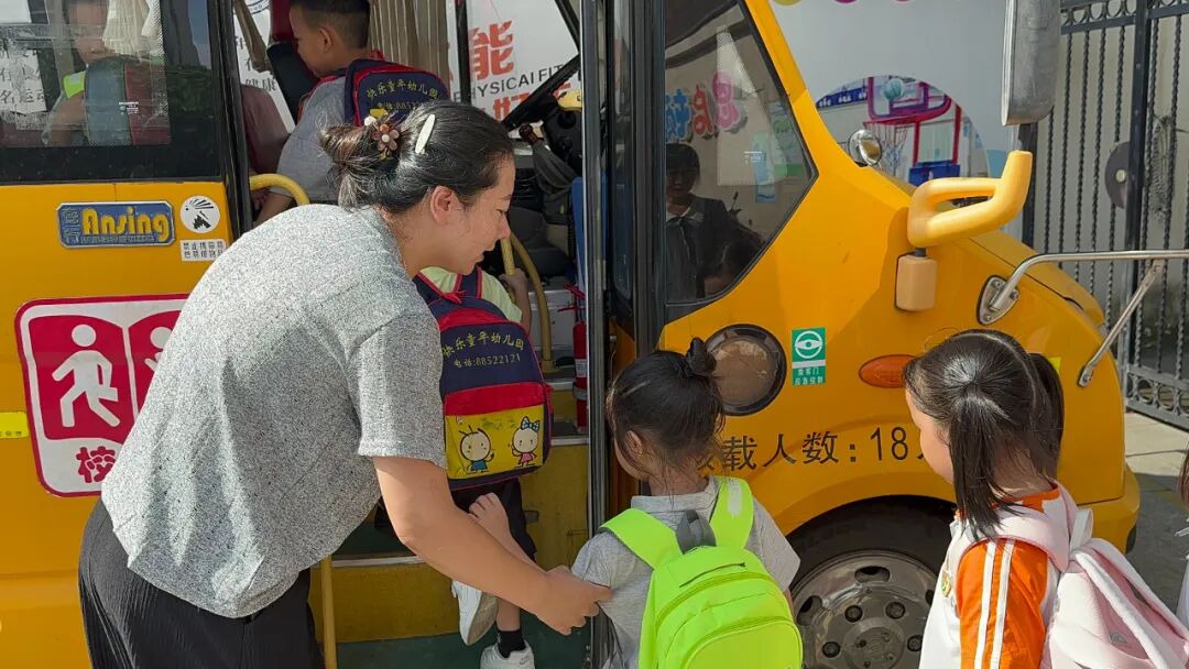 【平安校園】為愛護(hù)航,平安校車伴我行 ——石獅市恩啟頓幼兒園校車應(yīng)急疏散演練 【平安校園】為愛護(hù)航,平安校車伴我行 ——石獅市恩啟頓幼兒園校車應(yīng)急疏散演練