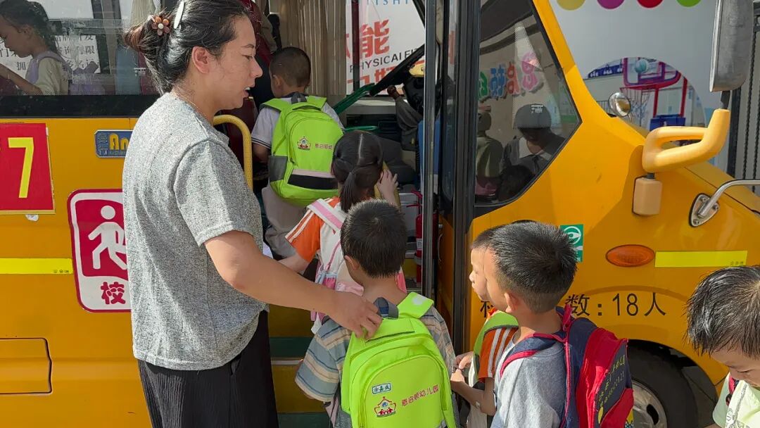 【平安校園】為愛護(hù)航,平安校車伴我行 ——石獅市恩啟頓幼兒園校車應(yīng)急疏散演練 【平安校園】為愛護(hù)航,平安校車伴我行 ——石獅市恩啟頓幼兒園校車應(yīng)急疏散演練