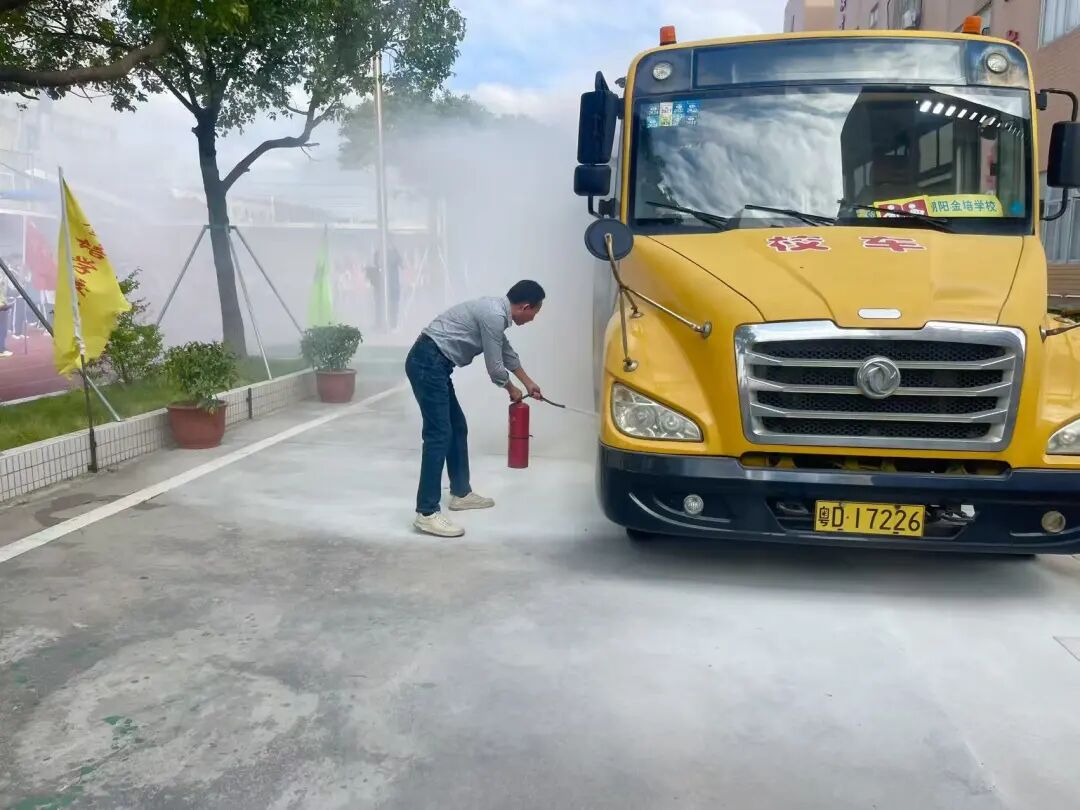 校車緊急疏散演練,為學子安全 “保駕護航” 校車緊急疏散演練,為學子安全 “保駕護航”