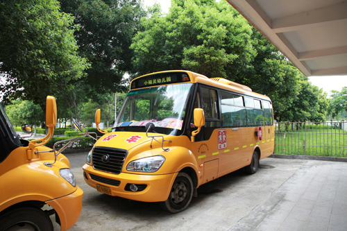 廣東東莞清溪鎮小精靈幼兒園里的宇通校車