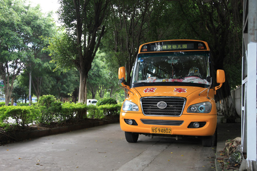 廣東東莞清溪鎮小精靈幼兒園里的宇通校車