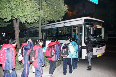 學生排隊乘公交化校車回家。邵偉 攝