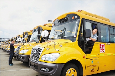 農村學生坐上新校車