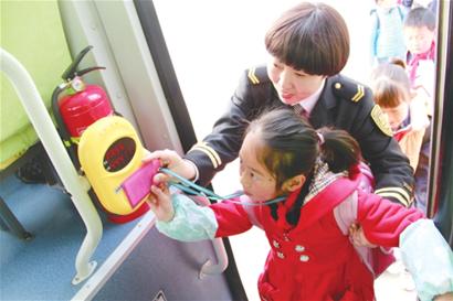 真情載道 27000余條校車(chē)路線(xiàn) 服務(wù)惠及十余萬(wàn)學(xué)子