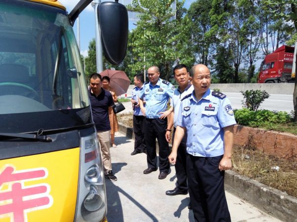 廣東佛岡從源頭上對校車加強管理/ 廣東佛岡從源頭上對校車加強管理