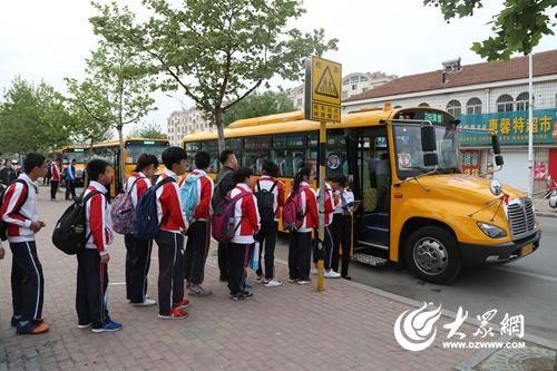 城陽7000名學(xué)生上下學(xué)方便多了 66輛校車上崗