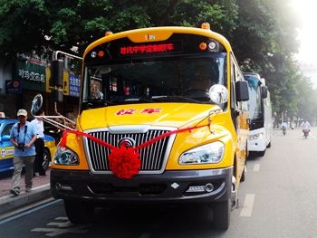 萊西市“紅色經(jīng)典主題校車”上路