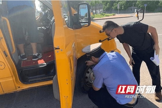 又一校車違規被查！校車駕駛員抽煙、駕車打電話