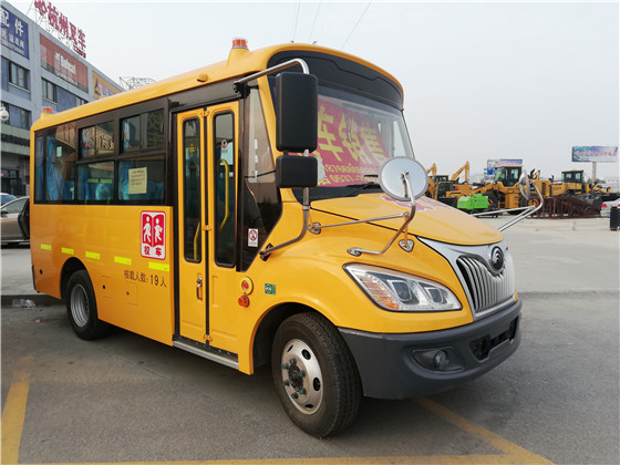安全！霧霾天校車行駛注意事項