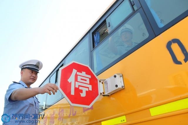 重慶永川：交巡警安檢校車 確?！盁o病上崗”