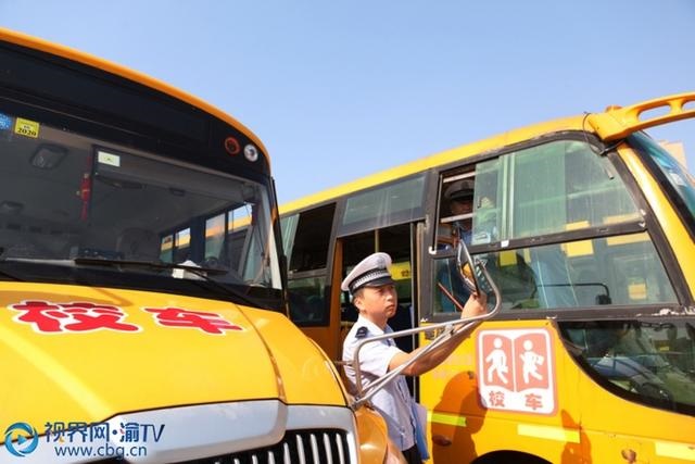 重慶永川：交巡警安檢校車 確?！盁o病上崗”