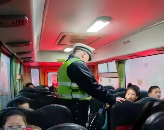 關(guān)愛生命 遵守交規(guī) 麻塘中心小學(xué)開展校車安全大檢查