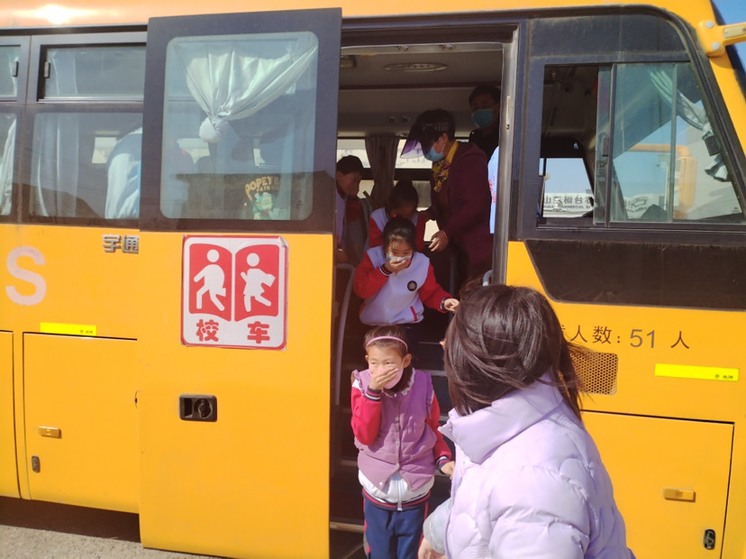 【三提三爭 提效爭先】桓臺縣荊家鎮荊四小學開展校車事故應急疏散演練