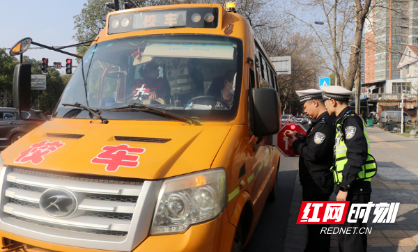常德交警聯合教育部門開展校車安全“飛行檢查”
