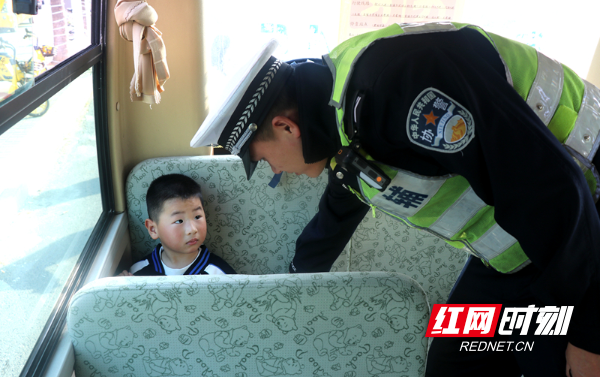 常德交警聯合教育部門開展校車安全“飛行檢查”