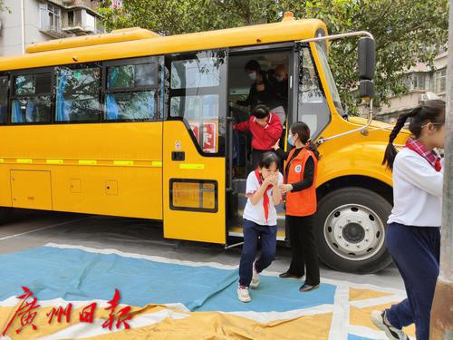 應(yīng)急演練進(jìn)校園 共筑校車安全墻
