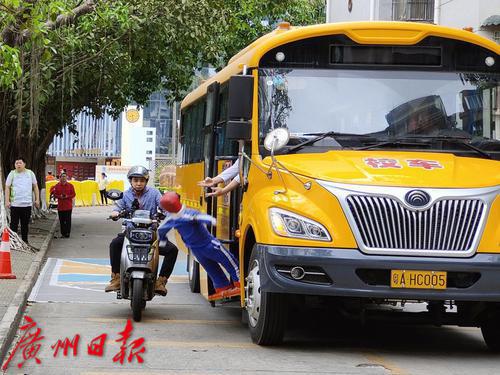 應(yīng)急演練進(jìn)校園 共筑校車安全墻