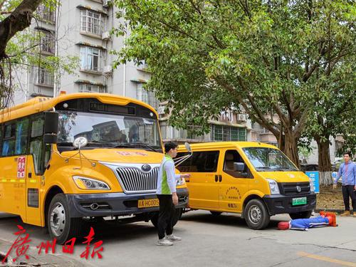 應(yīng)急演練進(jìn)校園 共筑校車安全墻