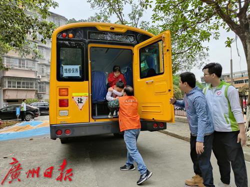 應(yīng)急演練進(jìn)校園 共筑校車安全墻