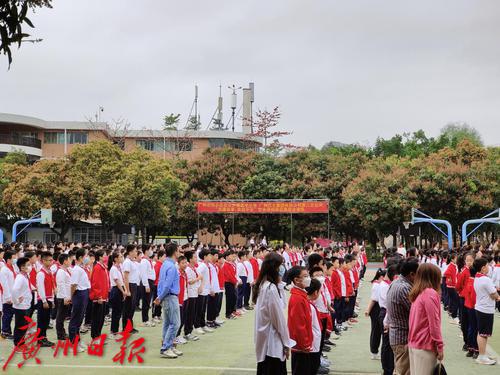 應(yīng)急演練進(jìn)校園 共筑校車安全墻