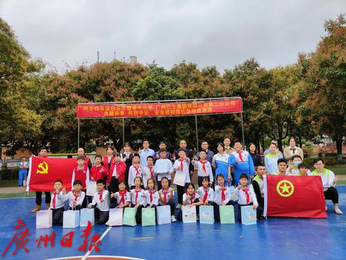 應(yīng)急演練進(jìn)校園 共筑校車安全墻