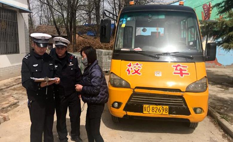 彬州交警：持續開展源頭治理 筑牢校車安全防線