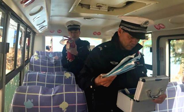 彬州交警：持續開展源頭治理 筑牢校車安全防線