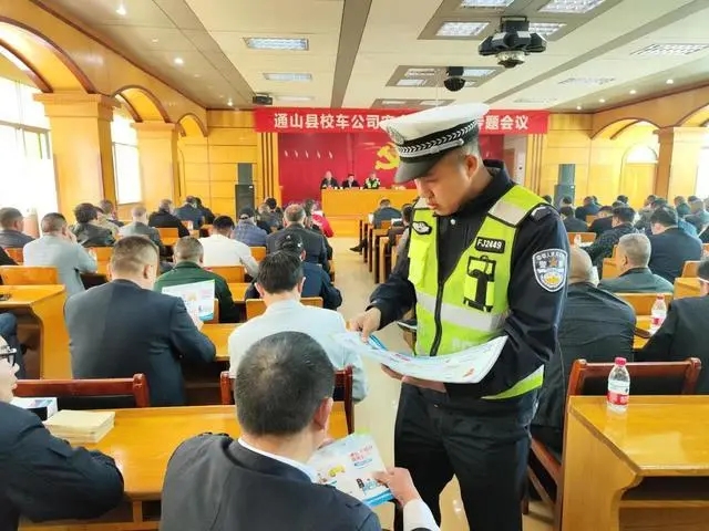 通山：嚴把校車安全關(guān) 筑牢學生“生命帶”
