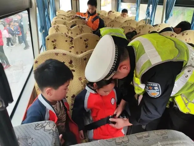 通山：嚴把校車安全關(guān) 筑牢學生“生命帶”