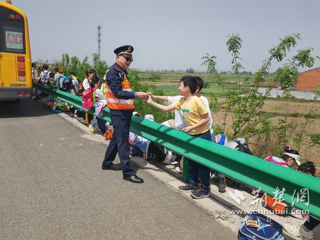 學生滯留高速 湖北路警聯合安全護送