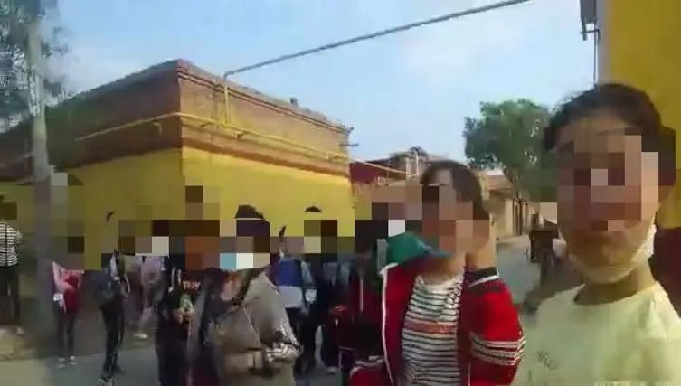 7座的車，擠了22個(gè)學(xué)生，這樣的車千萬(wàn)不要讓孩子坐了