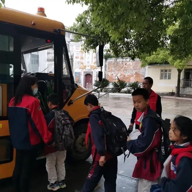 中方縣：鄉(xiāng)村校車“跑出”幸福“新高度”