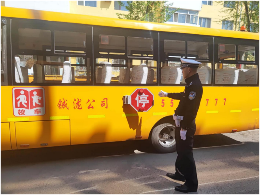 冰城公安宣防并行把好校車安全關