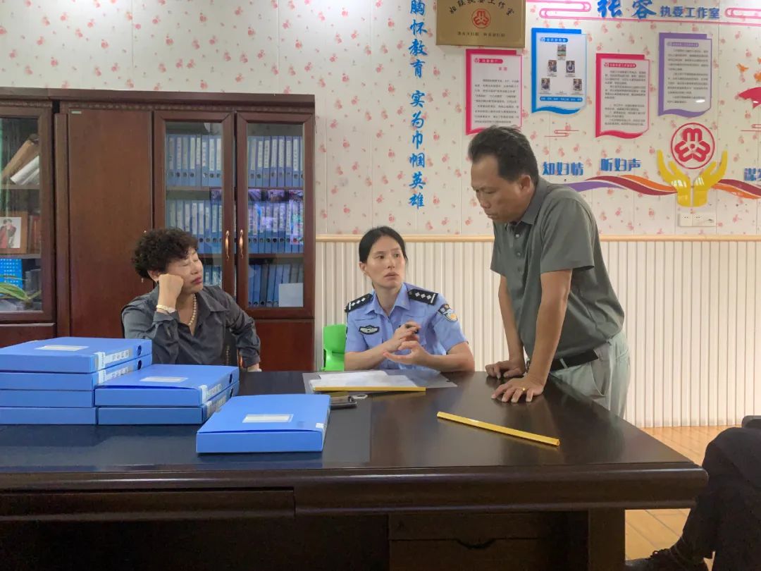 織密學(xué)生交通安全防護網(wǎng)，潮南交警加強校車安全檢查和校車司機安全宣傳教育