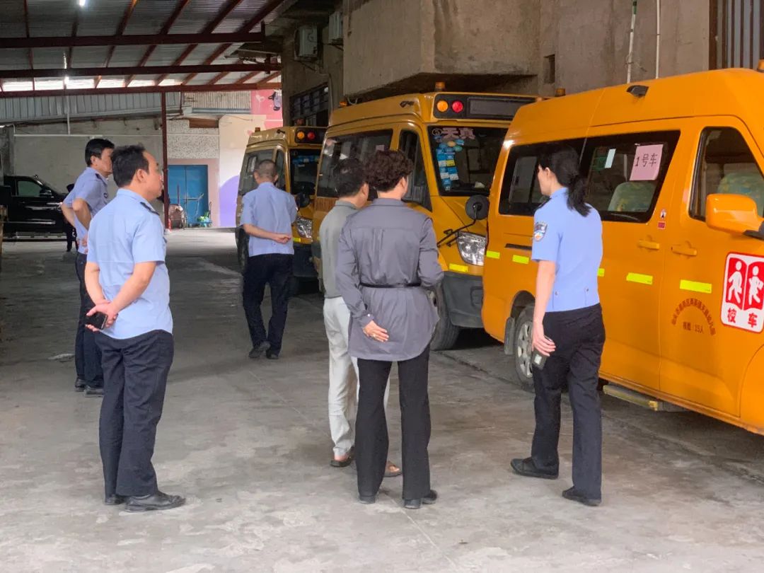 織密學(xué)生交通安全防護網(wǎng)，潮南交警加強校車安全檢查和校車司機安全宣傳教育