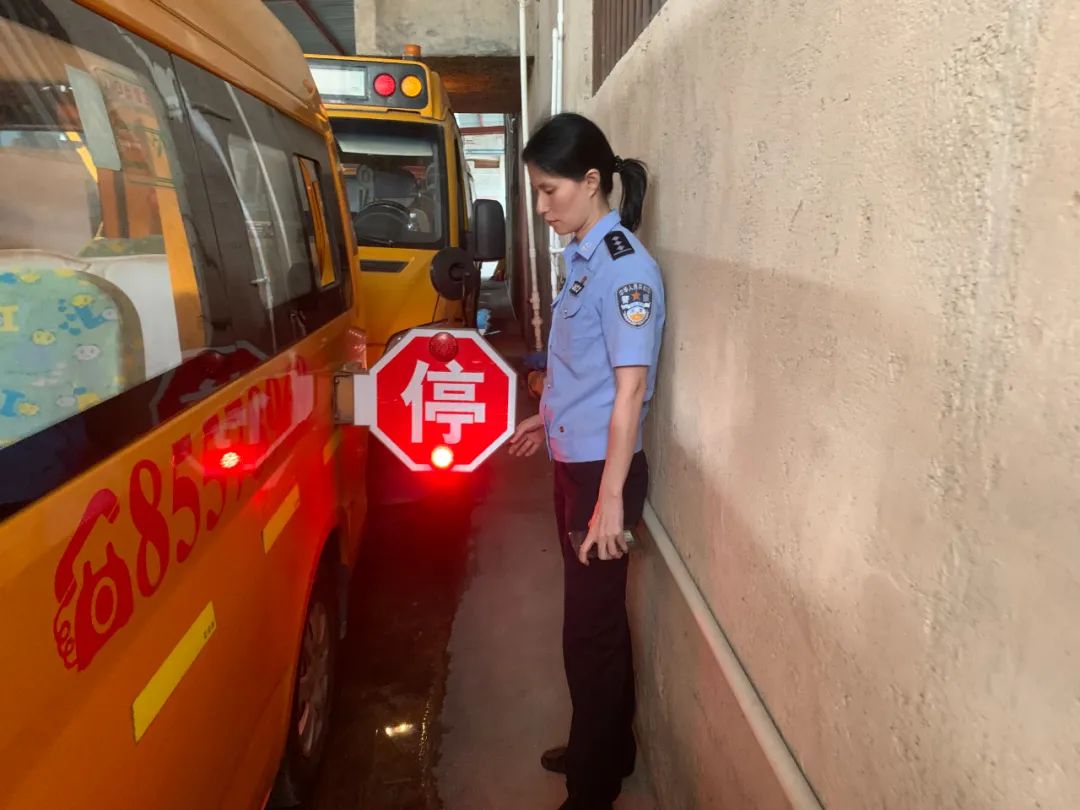 織密學(xué)生交通安全防護網(wǎng)，潮南交警加強校車安全檢查和校車司機安全宣傳教育