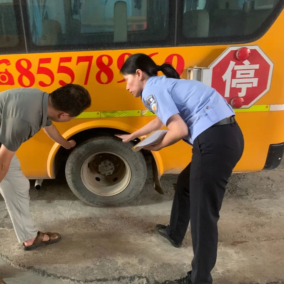 織密學(xué)生交通安全防護網(wǎng)，潮南交警加強校車安全檢查和校車司機安全宣傳教育