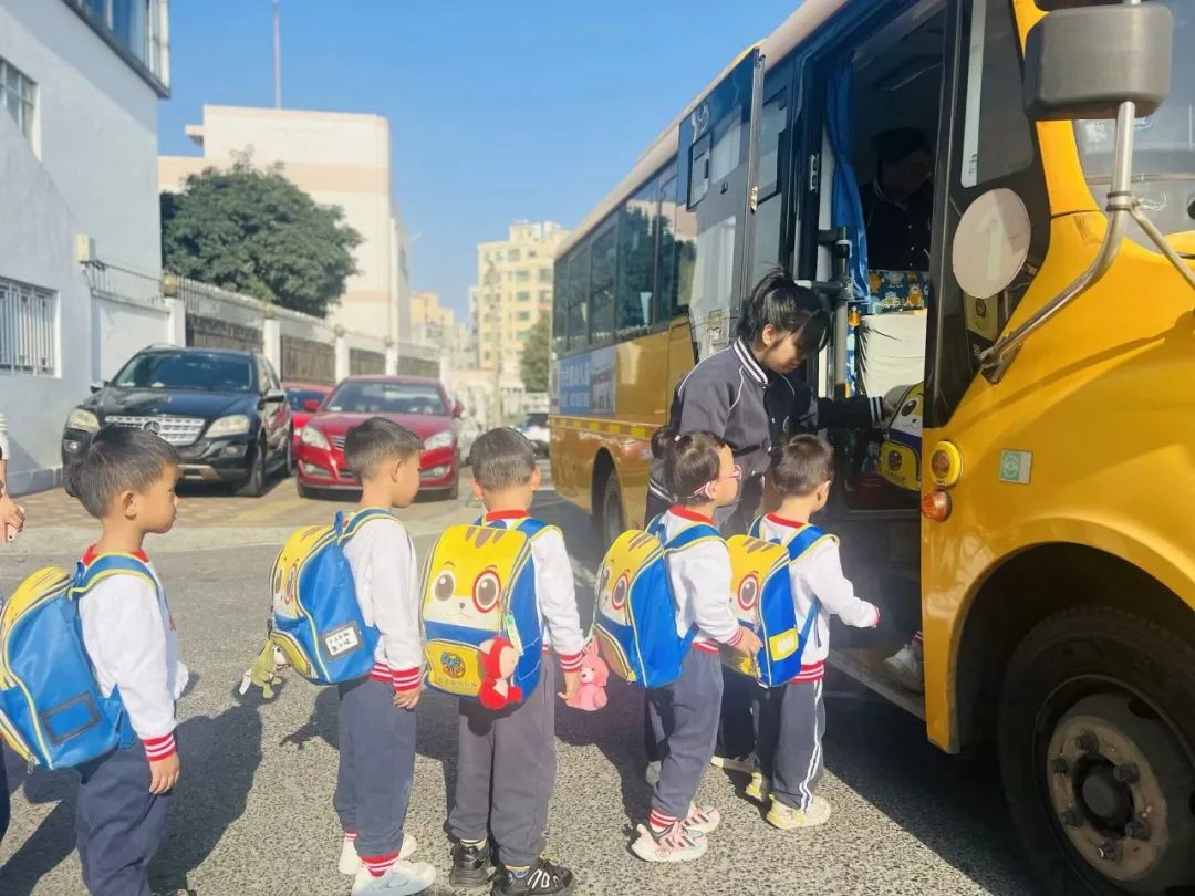 為愛護航，平安校車伴我行 ——方點圓幼兒園校車安全演練